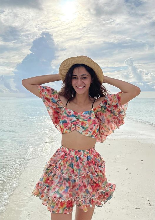 Ananya pandey sexy actress posing in maldives